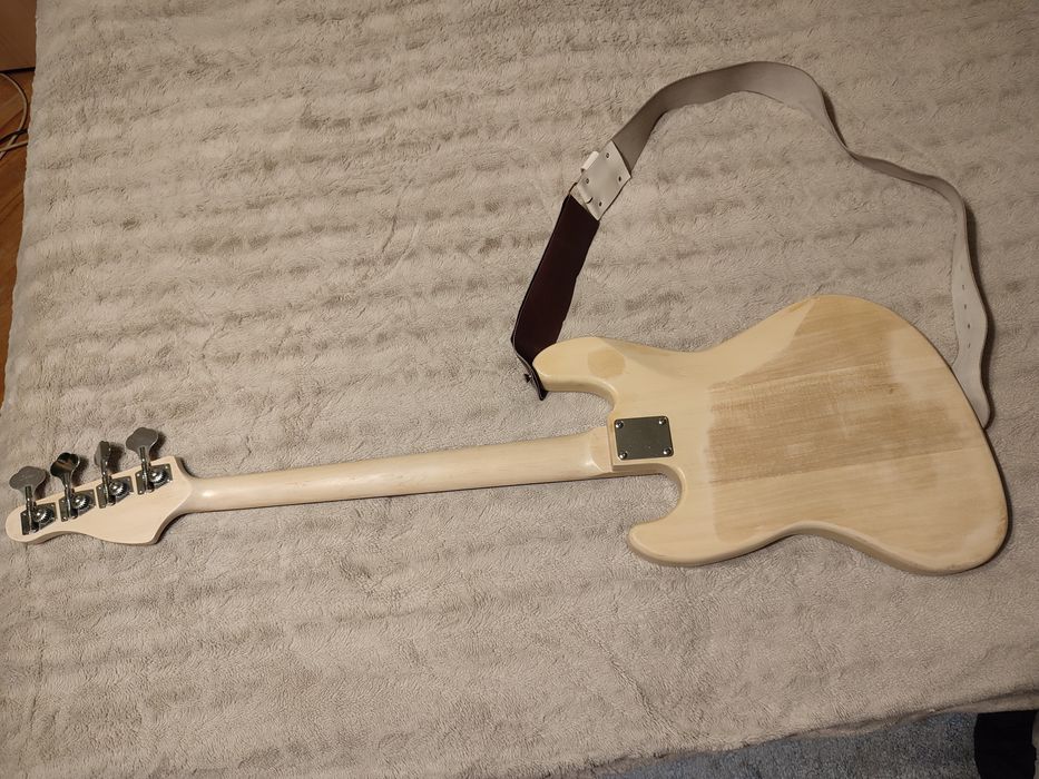 Бас китара , колан и струни