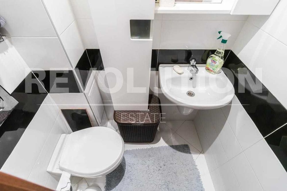 Луксозен тристаен апартамент в района на Конфуто/ Паркомясто в цената!