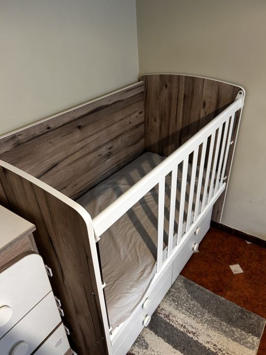 Дървена кошара с люлеещ механизъм