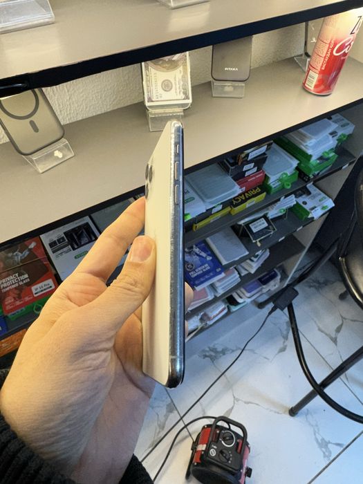 Iphone 11 pro 64Гб.       .