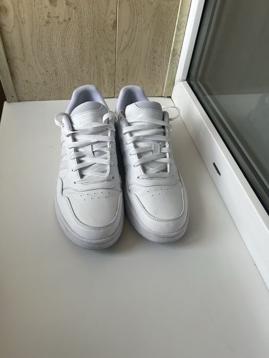 продам белые кроссовки Адидас,оригинальные