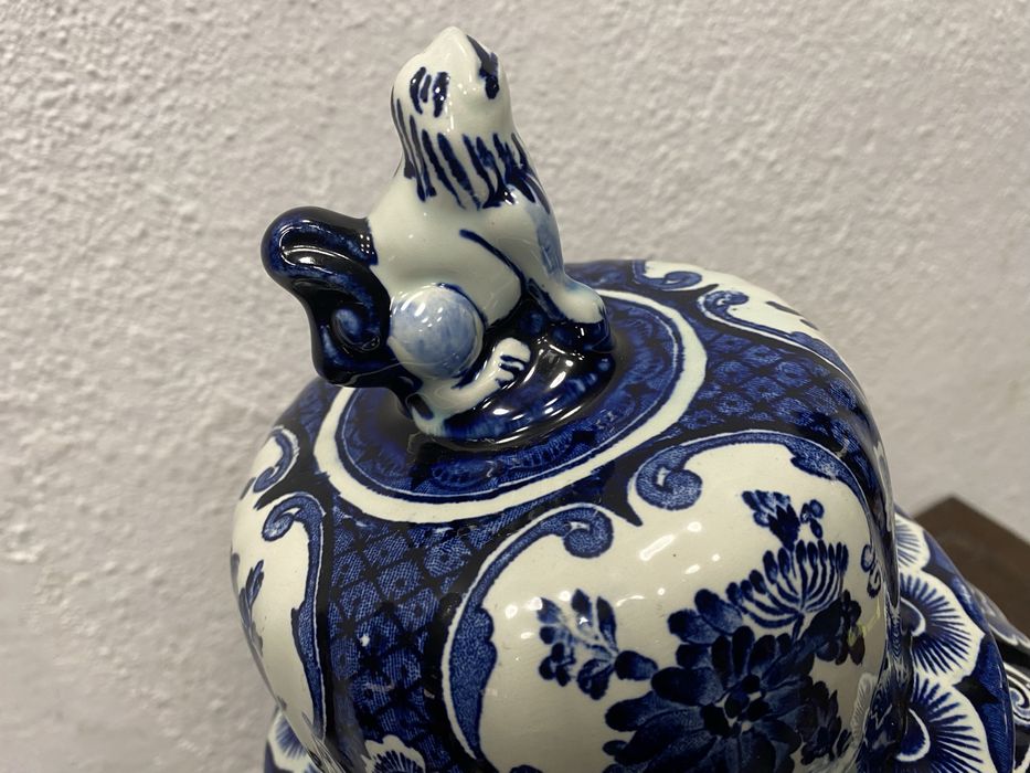 Холандски порцелан Delft синьо бяла ваза с капак Boch