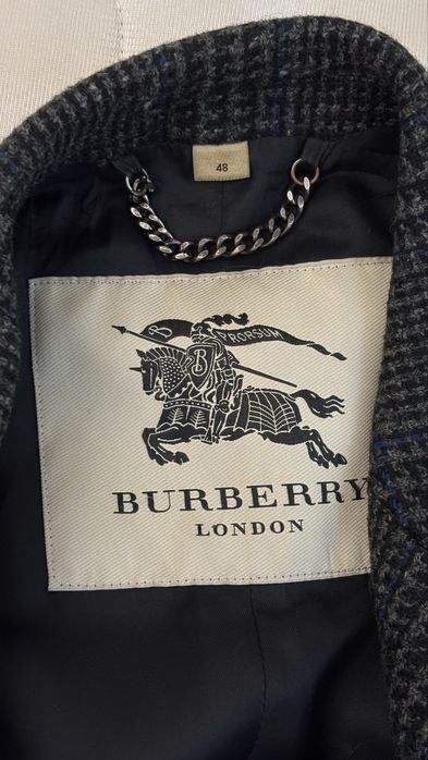Пальто Burberry.