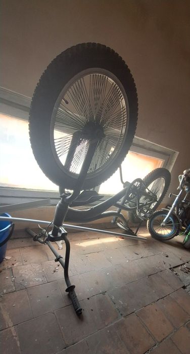 Размер колёс 20x 3.0
Велосипед в отличном состоянии нужно поменять кам