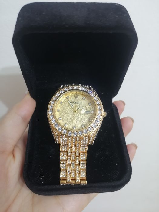 Ayollar uchun tilla soat