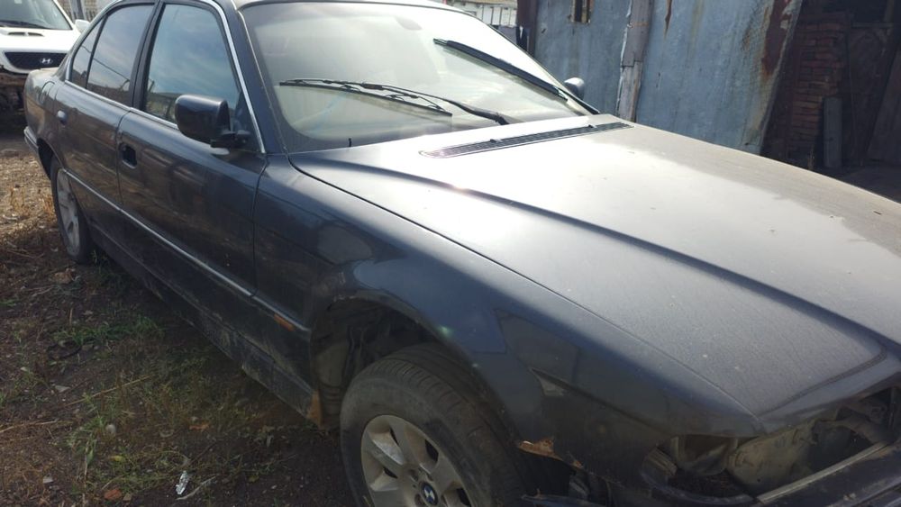 Продам BMW e38  без мотора и акпп