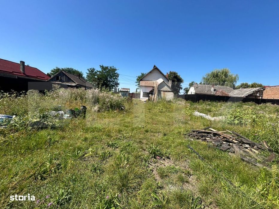 Teren ingradit si casa la rosu