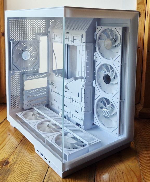 Carcasa gaming AQIRYS ARGB ATX White cu 7 x fan 120mm RGB