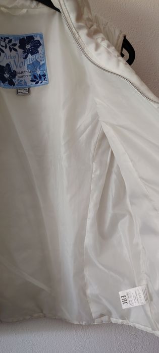 Vesta dama alba, usoara