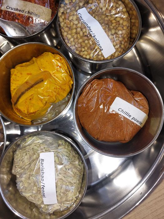 Комплект подправки в кутия от неръждаема стомана със седем малки купи