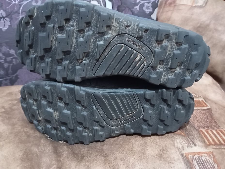 Продавам детски ботуши 33 номер много топли и непромокраеми