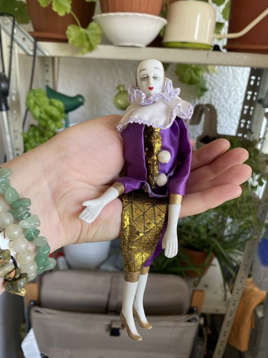 Păpușă Vintage Pierrot din Porțelan Colectie – Arlechin Mov și Auriu