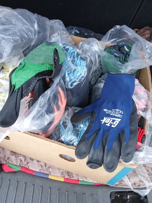 Vând diverse modele de manusi