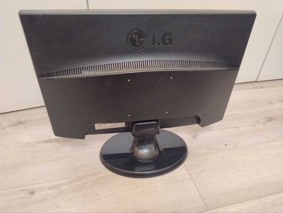 21.5"дюйм LG Flatron W2243S-PF