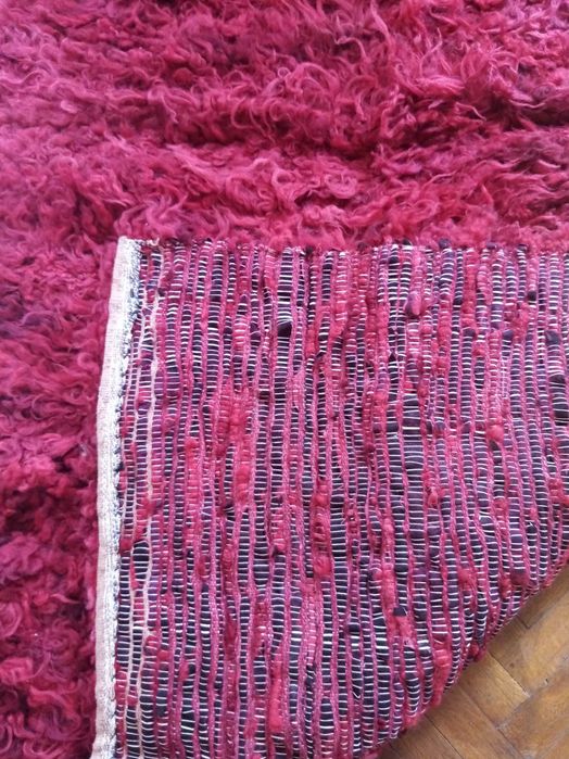 Вълнен губер и ръчно плетена покривка за легло.