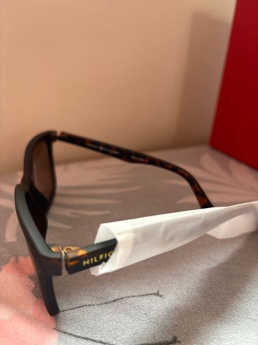 Оригинални чисто нови Tommy Hilfiger слънчеви очила