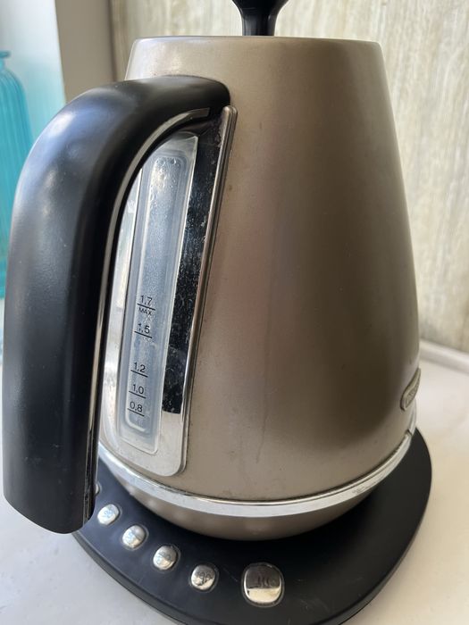 Электрический чайник Delonghi