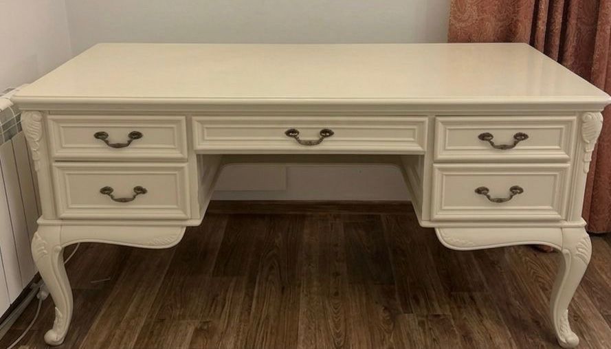 Письменный стол из натурального дерева