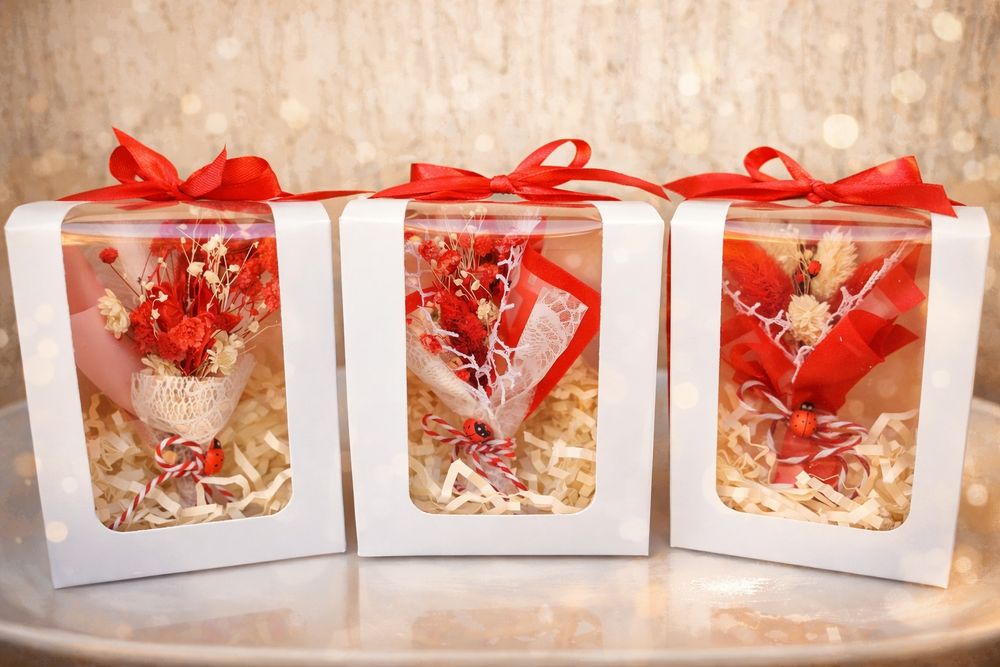 Mărțișoare, brățări și broșe