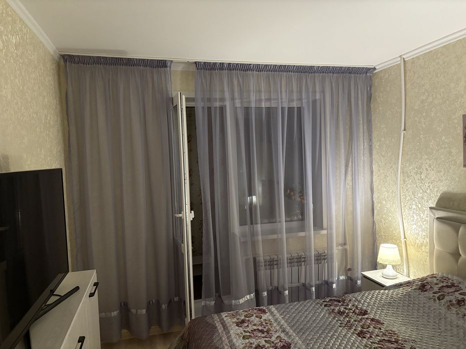 Шторы в спальню с балконом