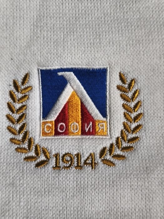 Тениска и шал на Левски .