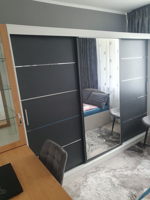 Apartament cu 3 camere decomandat.