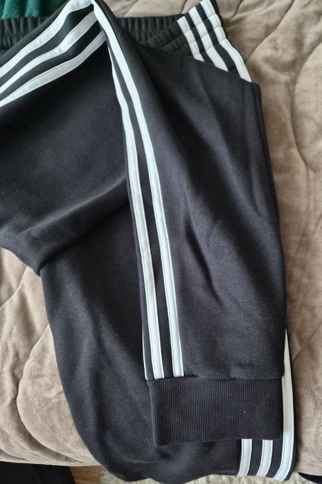 Продавам ADIDAS  панталони размер М