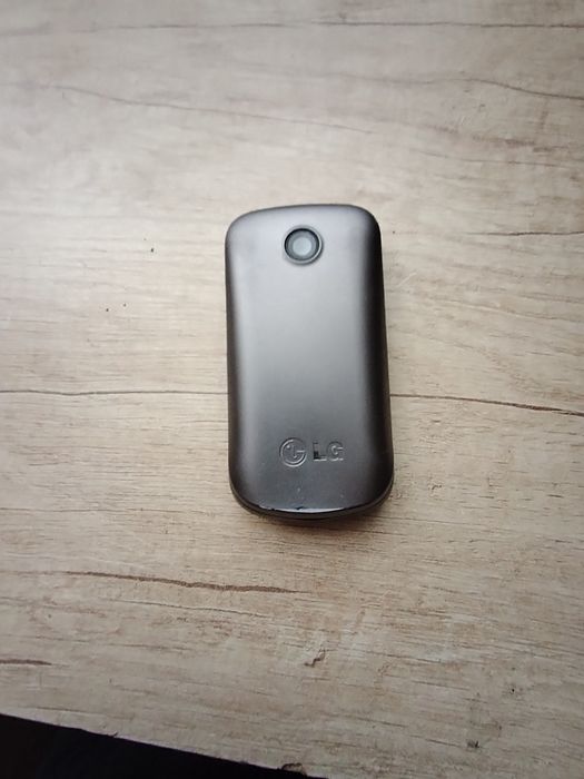 Продавам запазен телефон LG
