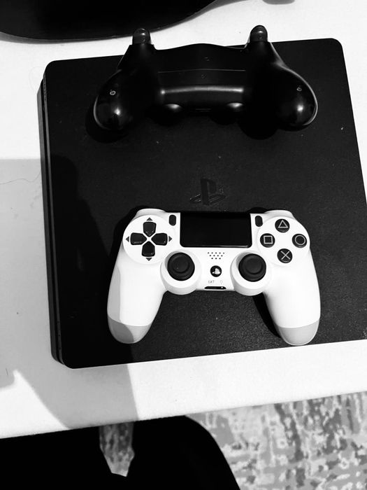 Плестейшон 4 В отличном состоянии