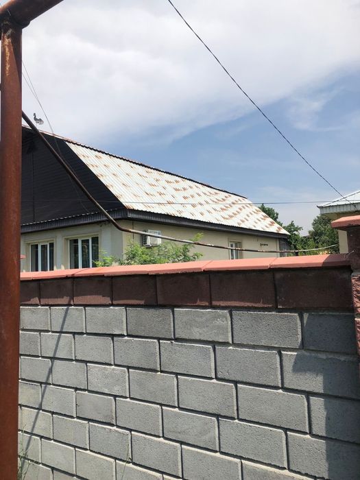 Покраска крыша. Дом