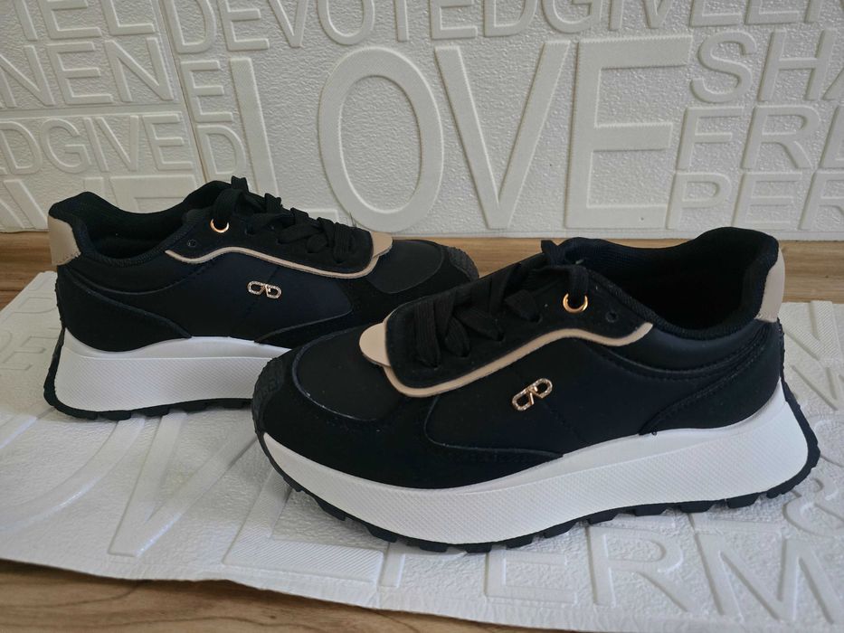 Дамски черни маратонки с висока подметка