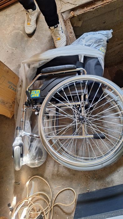 Чисто нови 2 броя инвалидни колички