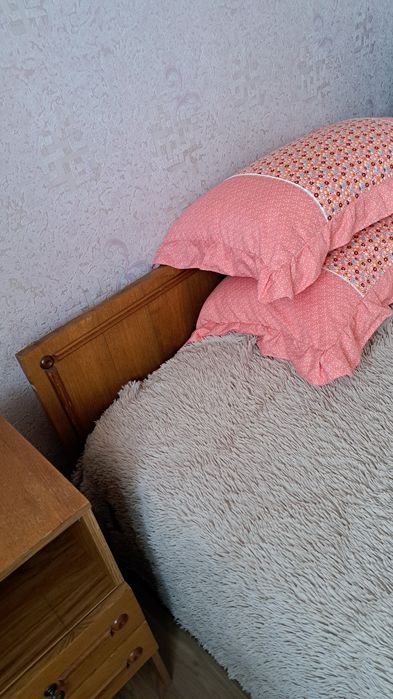 Кровать и 2 тумбочки