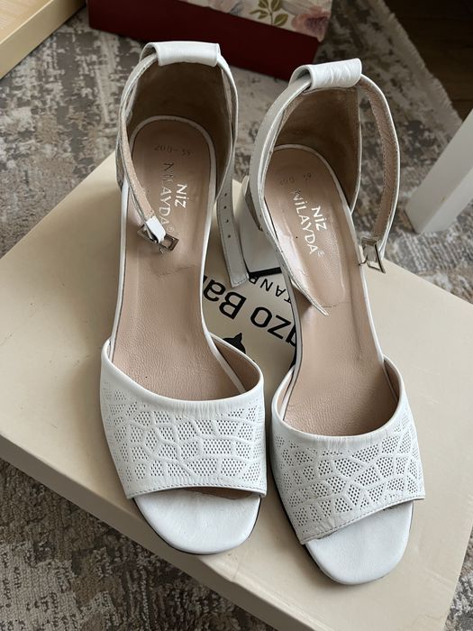 Продам женские босоножки