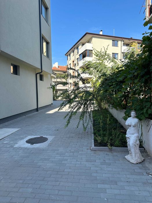 Дава се под наем Тристаен апартамент в Търговище, Център - 82 кв.м за 433.5 € - Снимка #2