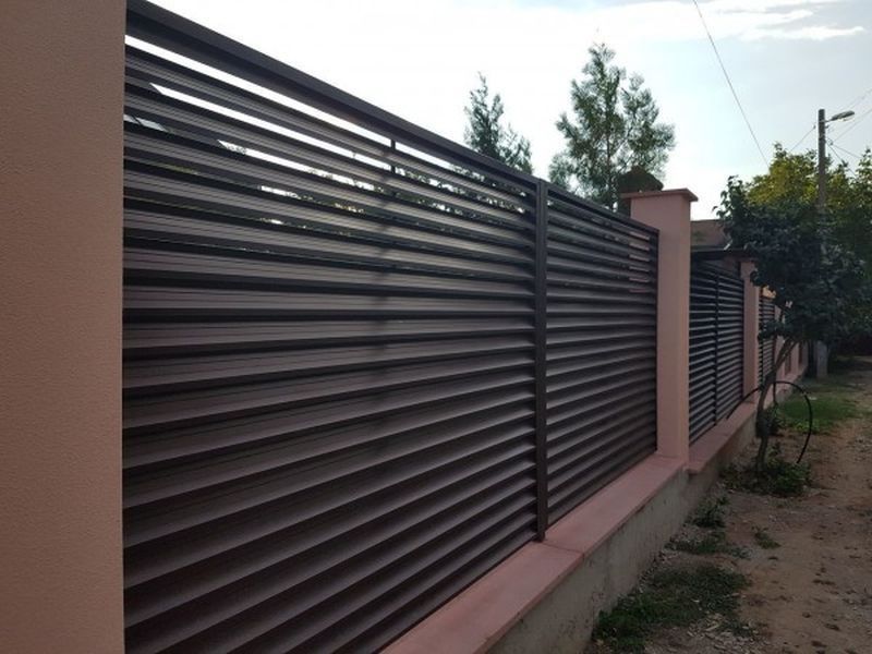 Garduri și porți stil jaluzea șipcă metalică tabla cutata