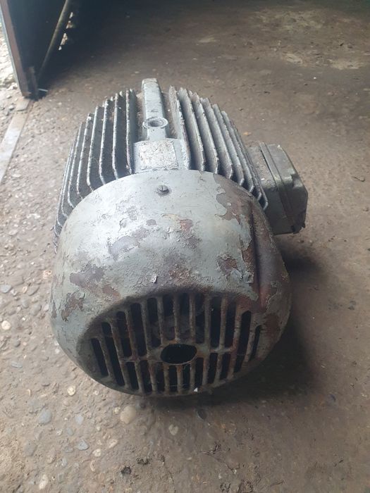 De vanzare 3 motoare trifazate