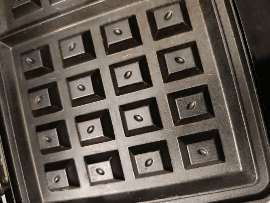 Вафельница dexp в хорошем состоянии