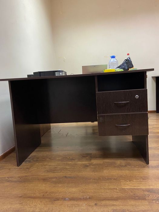 Столы  и кресло офисные