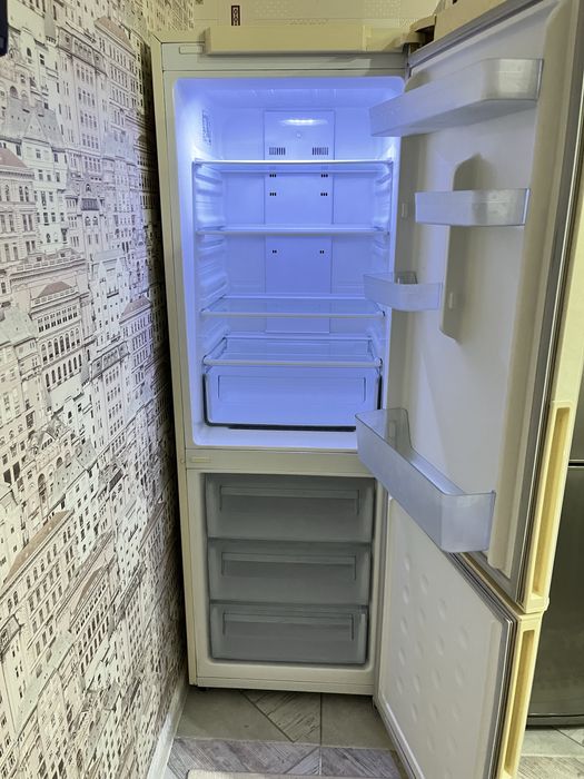 Холодильник Samsung