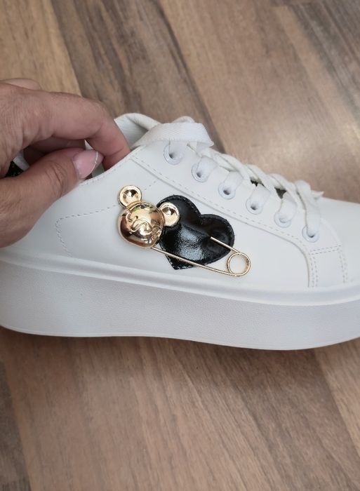 Нови бели кецове