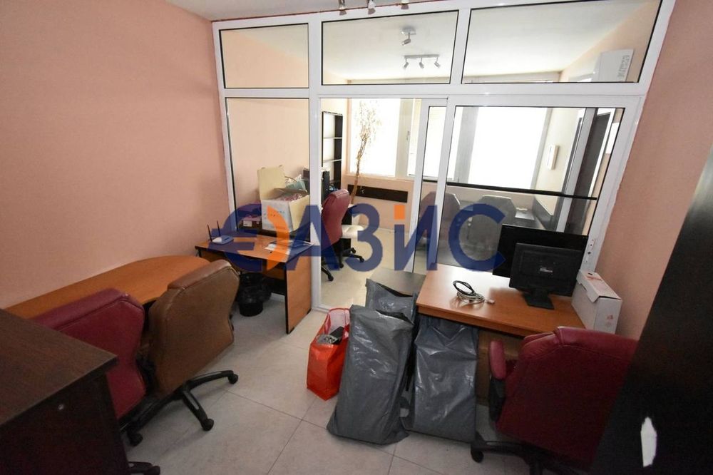 Етаж на сграда / първи над партера / в центъра на Слънчев бряг, 213 кв