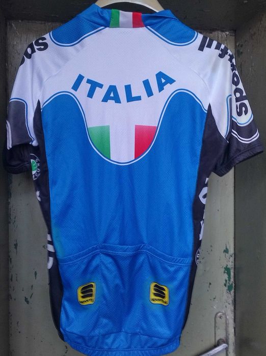 Много стари спортни облекла,