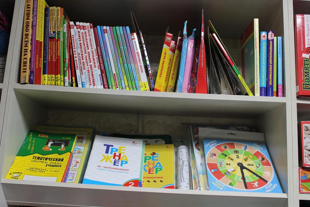 Развивающие игрушки, книги, канцтовары