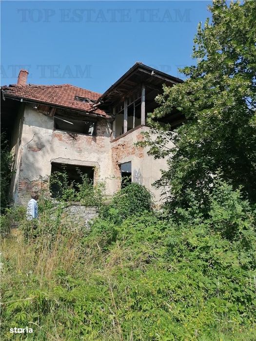 Teren 11230 m.p.  + Conac - necesita renovare