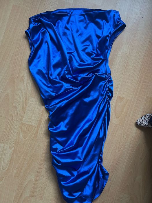 Синя сатенена рокля
Размер:38
Носена 2 пъти
Цена:30лв.