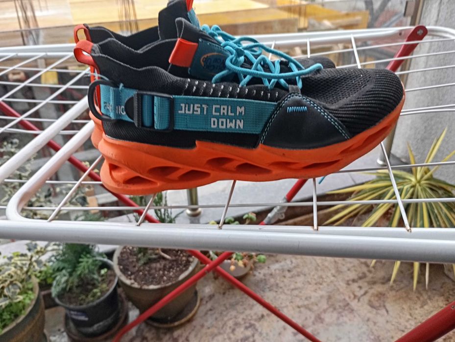 Продавам юношески маратонки