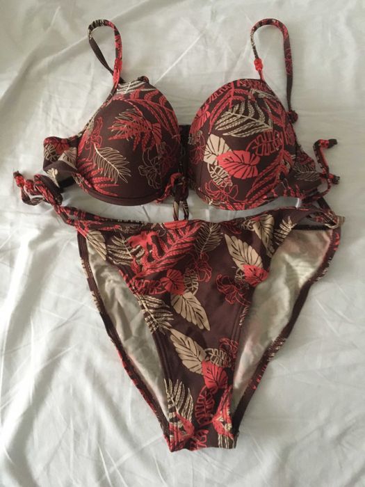 Кафяв бански на листа от две части