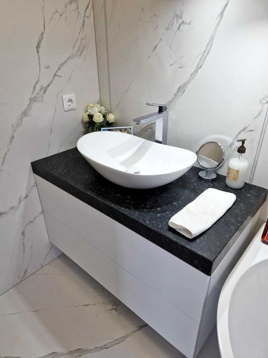 Blaturi din granit si compozit pentru o baie eleganta