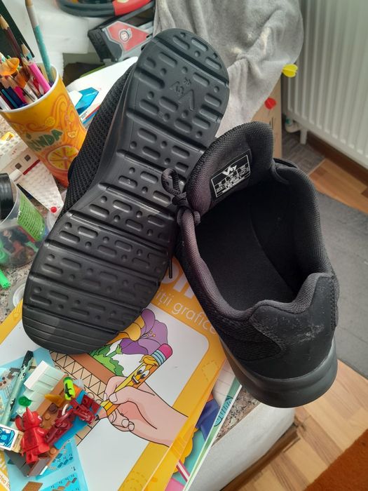 Adidas 42  noi.  Adidasi